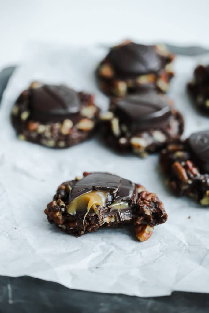 Ooey gooey caramel bite of these Dove chocolate turtle cookies.