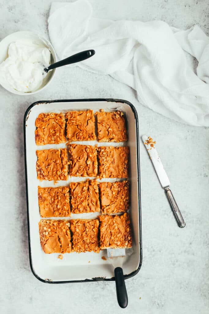 Pan of sliced pumpkin pie baked oats.