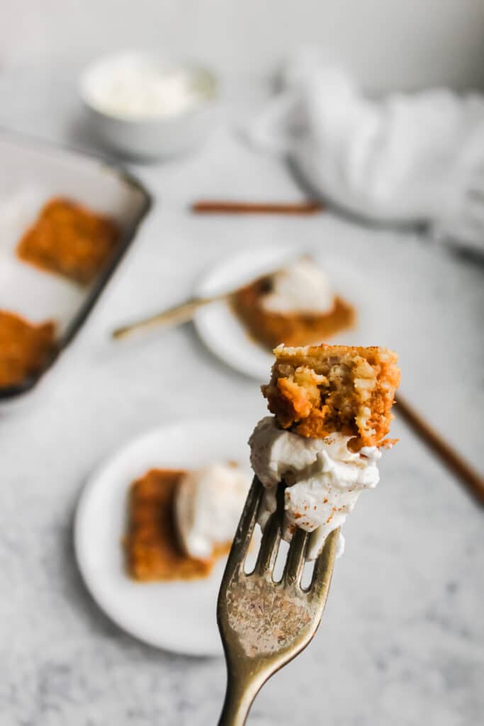 Bite shot of pumpkin pie baked oats.