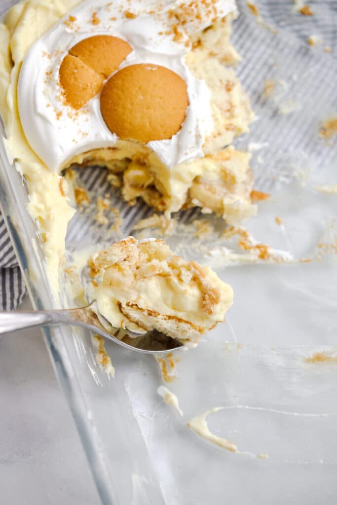 Large serving of the easy banana pudding showing the pudding and cookie layers.